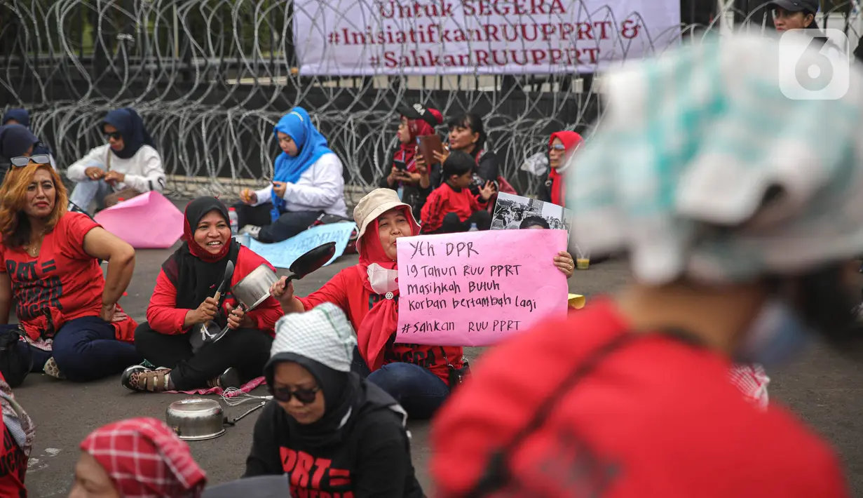Peserta aksi dari kalangan perempuan melakukan demonstrasi di depan Gedung DPR RI, Jakarta, Rabu (8/3/2023). Aksi demonstrasi ini dilakukan tepat di Hari Perempuan Internasional. (Liputan6.com/Faizal Fanani)