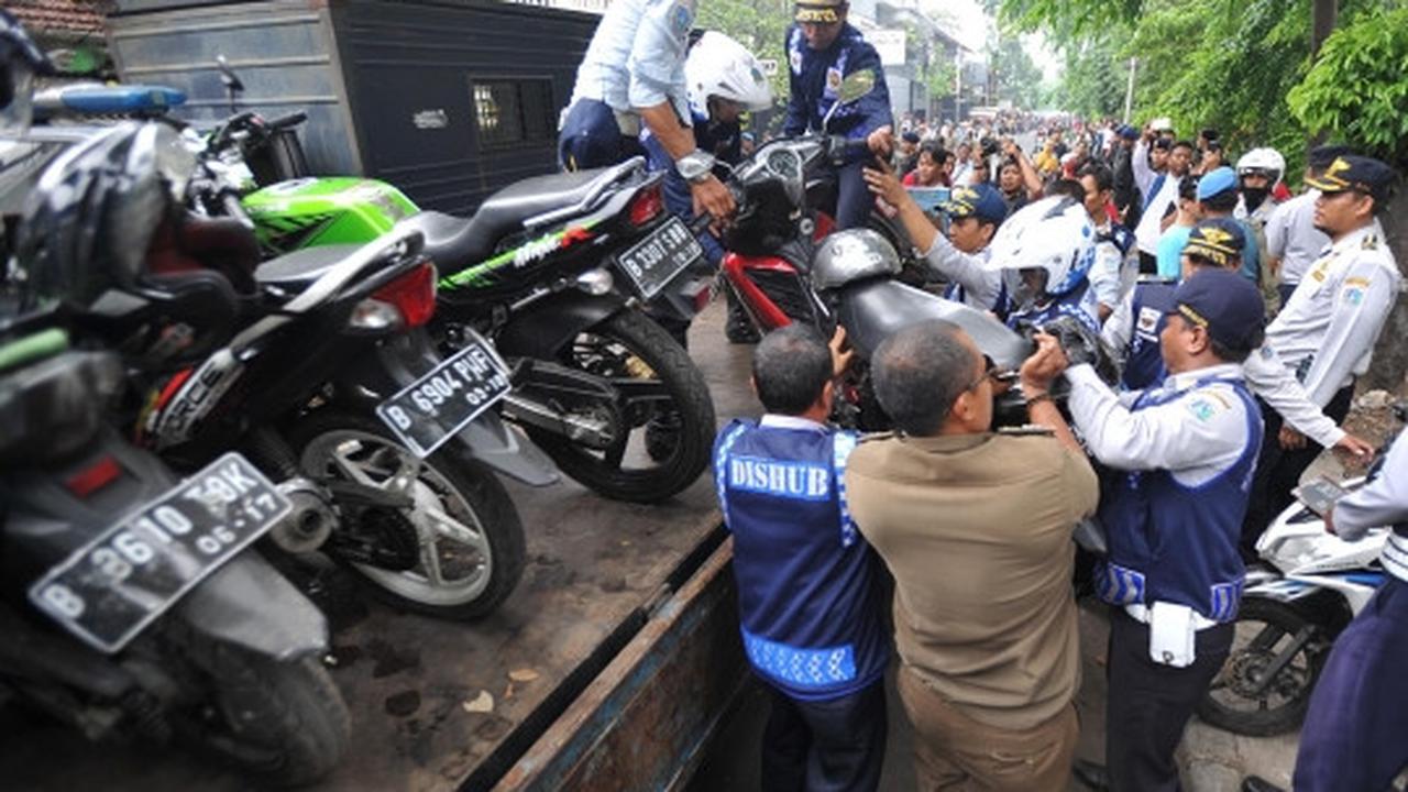 Tertibkan parkir liar di Thamrin City, petugas angkut ratusan motor