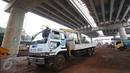 Sebuah truk melintas di area proyek jalan tol Depok-Antasari di kawasan Pondok Labu, Jaksel, Rabu (2/12/2015). Progress fisik Seksi I ruas Antasari-Sawangan sepanjang 12 km tersebut ditargetkan rampung pertengahan 2016. (Liputan6.com/Immanuel Antonius)