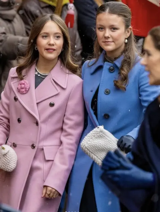 Sedangkan sang kakak mengenakan coat bernuansa kontras. [Foto: Instagram/ royal.children_]