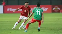 Pemain Timnas Indonesia, Saddil Ramdani (kiri) berusaha melewati pemain Bangladesh, Rakib Hossain pada laga uji coba FIFA Matchday antara Timnas Indonesia menghadapi Bangladesh di Stadion Si Jalak Harupat, Bandung, Rabu (1/6/2022) malam WIB. (Bola.com/M. Iqbal Ichsan)