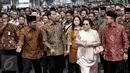 Presiden Jokowi dan Megawati Soekarnoputri didampingi Wali Kota Bandung Ridwan Kamil berjalan kaki saat napak tilas ke situs Bung Karno di Penjara Banceuy usai menghadiri peringatan Hari Pancasila di Gedung Merdeka, Rabu (1/6).(Liputan6.com/Faizal Fanani)