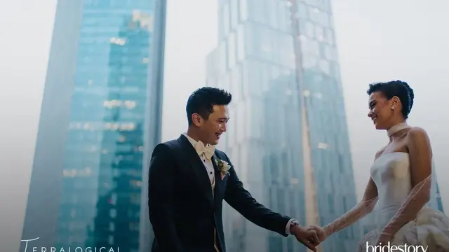 Eva Celia Tampil Memesona dengan Gaun Putih Layaknya Dewi Yunani di Malam Resepsi Pernikahan