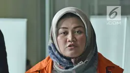 Tersangka Bupati Bekasi nonaktif, Neneng Hassanah Yasin tiba di Gedung KPK, Jakarta, Senin (22/10). Selain Neneng, KPK juga menjerat delapan orang lainnya dalam kasus dugaan suap pemberian izin proyek Meikarta. (Liputan6.com/Herman Zakharia)
