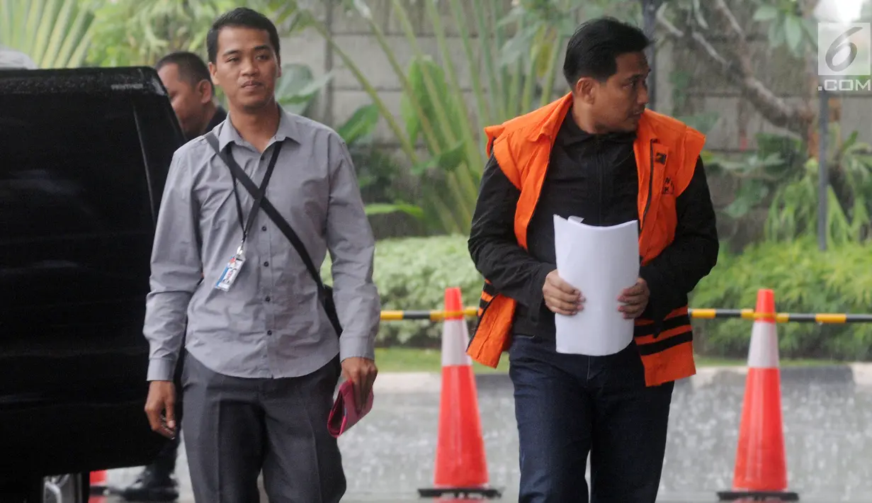 Anggota DPR Fraksi Golkar Bowo Sidik Pangarso (kanan) tiba di Gedung KPK, Jakarta, Senin (15/4). Bowo diperiksa sebagai saksi untuk tersangka Marketing Manager PT Humpuss Transportasi Kimia, Asty Winasti terkait kasus dugaan suap distribusi pupuk dengan kapal. (merdeka.com/Dwi Narwoko)