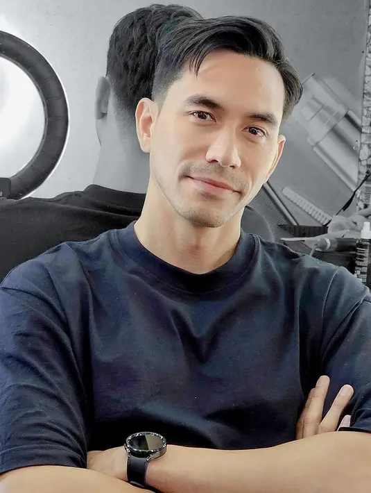 <p>Darius Sinathrya dan model rambut baru [Instagram/darius_sinathrya]</p>