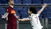 Bek AS Roma, Gianluca Mancin tampak kecewa ketika striker Manchester United, Edinson Cavani mencetak gol ke gawang timnya pada leg  semifinal Liga Europa. (Filippo MONTEFORTE / AFP)