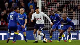Pemain Tottenham Hotspur, Dele Alli menggiring bola dengan kawalan pemain Wimbledon pada pertandingan putaran ketiga FA Cup di Stadion Wembley, Minggu (7/1). Tottenham Hotspur menyarangkan tiga gol tanpa balas ke gawang Wimbledon. (AP/Tim Ireland)
