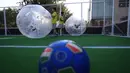 Para pemain menyiapkan gelembung yang akan dipakai untuk bermain sepakbola di Beijing, Kamis (10/7/14). (REUTERS/Kim Kyung-Hoon)