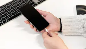 Ciri Orang yang Selalu Charge HP Meski Baterai Masih Banyak Menurut Psikologi