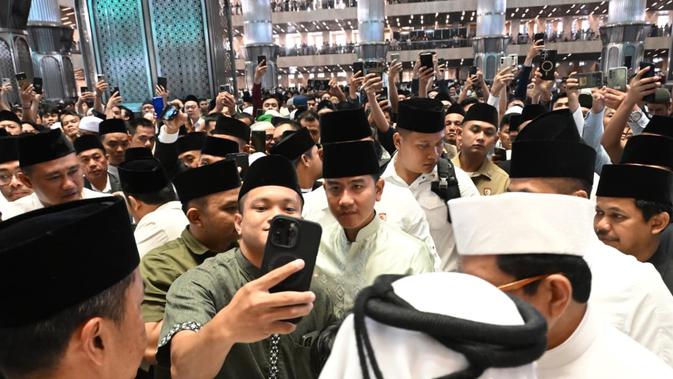 Momen Wapres Gibran Sapa Jemaah Usai Salat Idul Adha di Masjid Istiqlal