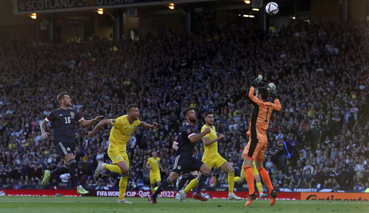 Pemain Ukraina Andriy Yarmolenko (kedua dari kiri) mencetak gol ke gawang Skotlandia pada pertandingan play-off kualifikasi Piala Dunia 2022 di Hampden Park Stadium, Glasgow, Skotlandia, 1 Juni 2022. Ukraina menang 3-1. (AP Photo/Scott Heppell)