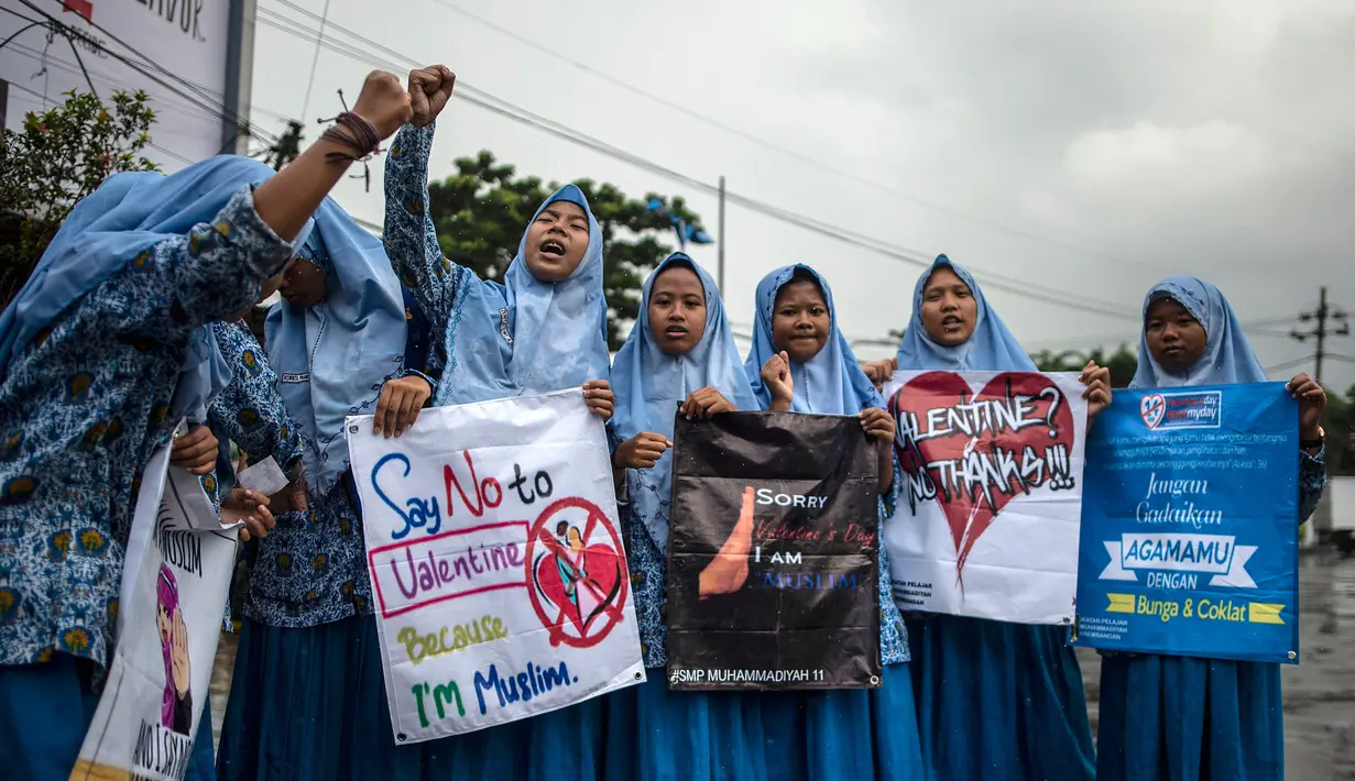 Sejumlah pelajar menggelar demonstrasi menolak perayaan Hari Valentine di Surabaya, Jawa Timur, Kamis (14/2). Demonstrasi menolak Valentine sering terjadi di Indonesia. (Juni Kriswanto/AFP)