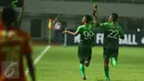 Penyerang PS TNI Gustur Cahyo Putro bersama Ganjar Mukti merayakan gol ke gawang Borneo FC pada laga lanjutan Liga 1 di Stadion Pakansari, Kab Bogor, Senin (17/4). Laga PS TNI melawan Borneo FC berakhir imbang 2-2. (Liputan6.com/Helmi Fithriansyah)