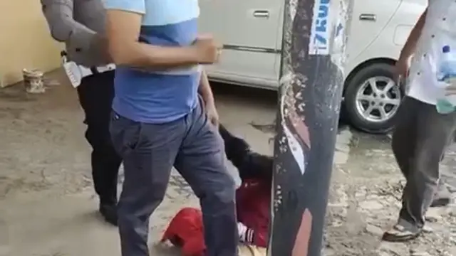 Polisi Tendang Wanita ODGJ