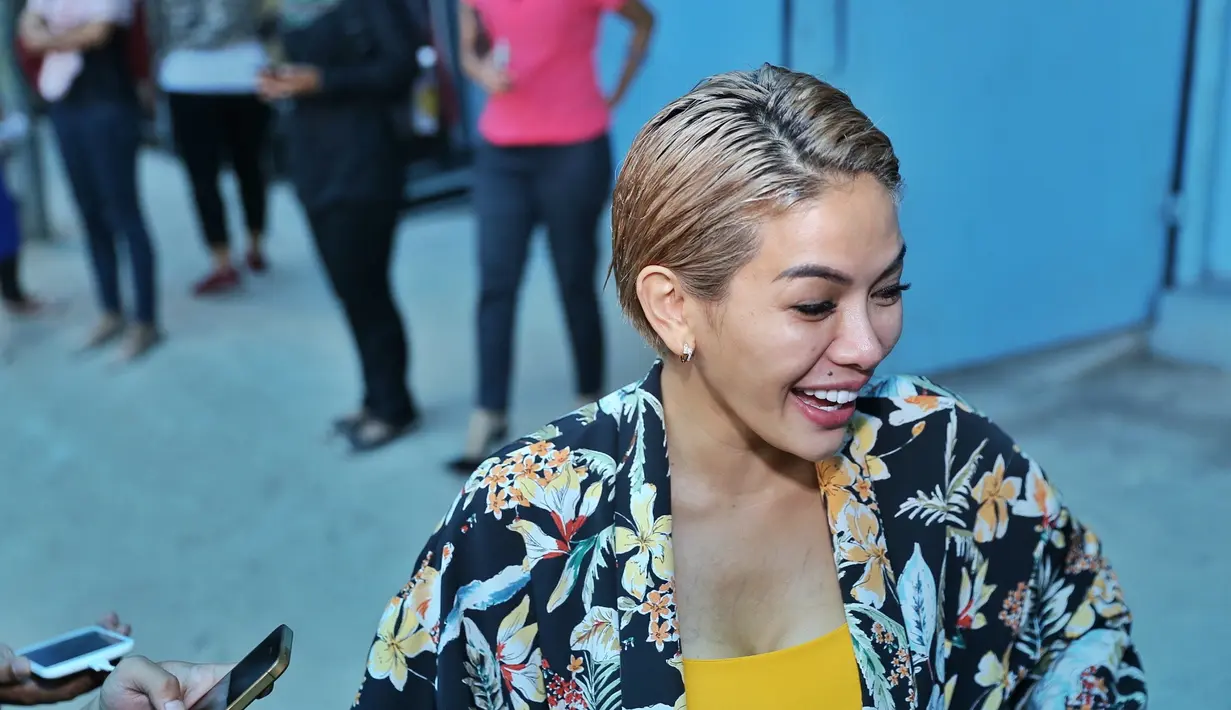 Meski tercukupi kebutuhannya, bukan berarti ia lantas berleha-leha untuk berdiam diri dirumah. Ia mengaku bahwa bekerja, bukan semata-mata hanya mencari uang. (Nurwahyunan/Bintang.com)