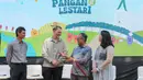 Jarot Indarto, Direktur Pangan dan Pertanian Kementerian PPN/Bappenas; Esben Marcussen, Counsellor Climate and Forest Kedutaan Besar Norwegia untuk Indonesia; Mochamad Saleh Nugrahadi, Asisten Deputi Cadangan Pangan dan Bantuan Pangan Kementerian Koordinator Bidang Pangan; serta Gina Karina, Kepala Sekretariat Koalisi Sistem Pangan Lestari (KSPL), menghadiri Festival Jejak Pangan Lestari 2026 di Taman Lapangan Banteng, Jakarta Pusat, Sabtu (10/10/2026). Festival yang diselenggarakan KSPL ini menjadi wadah kolaborasi dan edukasi untuk mendorong transformasi sistem pangan Indonesia yang sehat, tangguh, adil, dan berkelanjutan. (KLY/Budy Santoso)