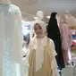 Butik The Lady menghadirkan konsep one stop shopping yang memenuhi kebutuhan busana muslim bagi hijaber dari 28 desainer Indonesia.