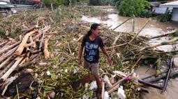 Petugas penyelamat Filipina masih berjuang untuk menjangkau penduduk yang masih terjebak banjir akibat hujan lebat dampak Badai Tropis Trami. (ZALRIAN SAYAT/AFP)