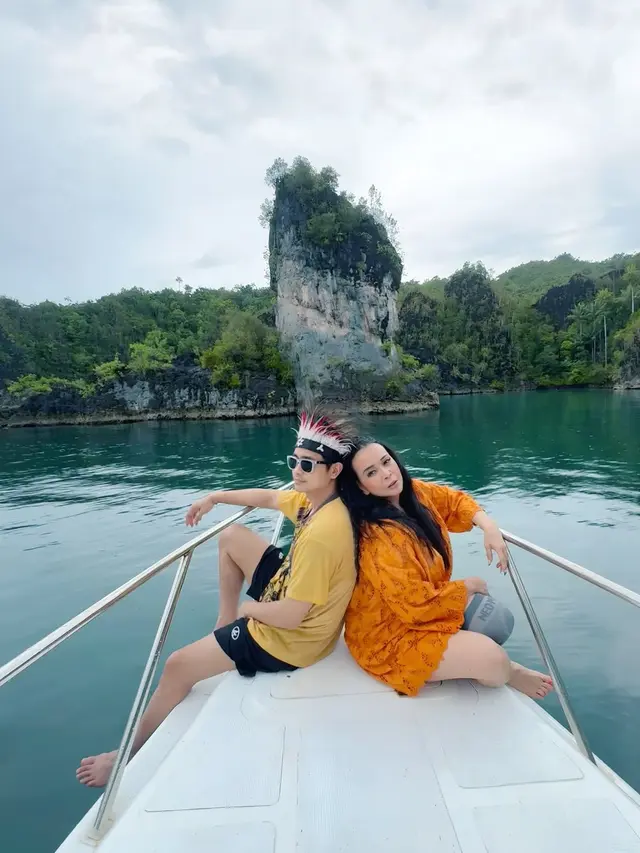 6 Potret Liburan Ajun Perwira dan Jennifer Ipel di Raja Ampat, Tampil Mesra