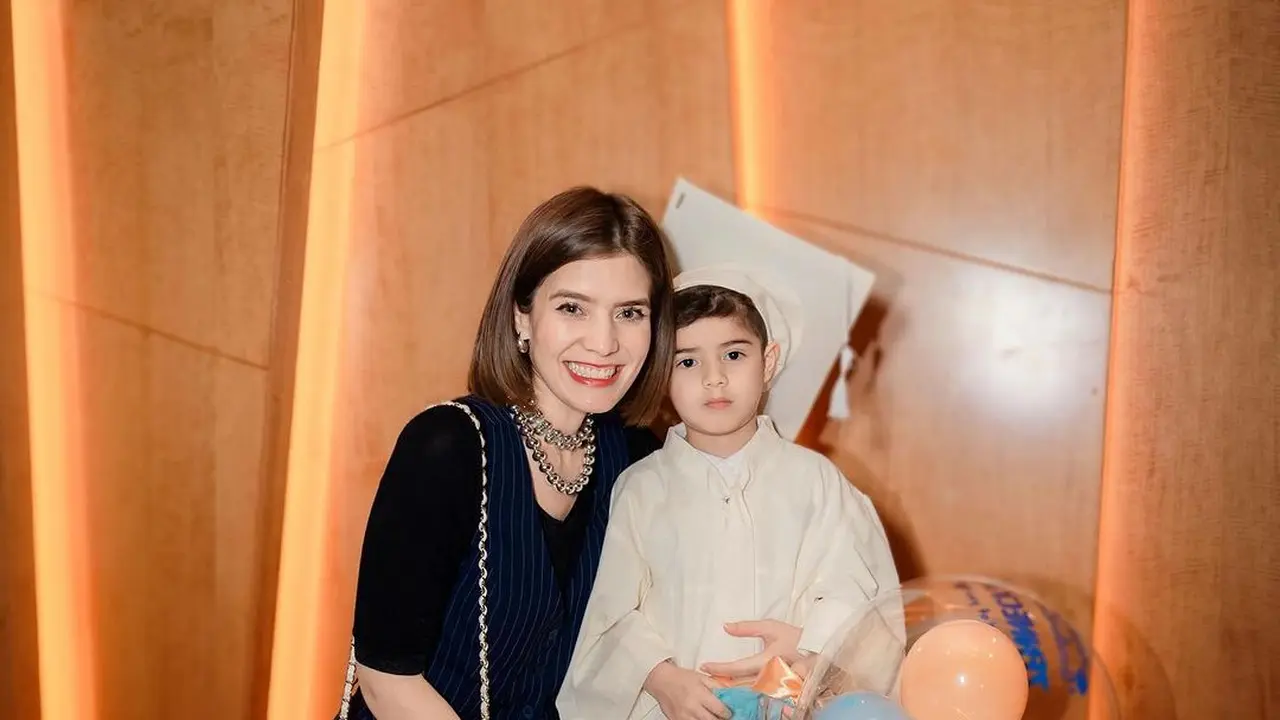 Potret Zenecka Anak Ganteng Carissa Puteri Lulus Preschool, Menggemaskan Kenakan Toga Putih