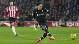 Pemain Liverpool, Darwin Nunez mencetak gol ke gawang Southampton pada laga perempat final Carabao Cup 2024/2025 yang berlangsung di St Mary's Stadium, Southampton, Inggris, Kamis (19/12/2024) WIB. (AP Photo/Sean Ryan)