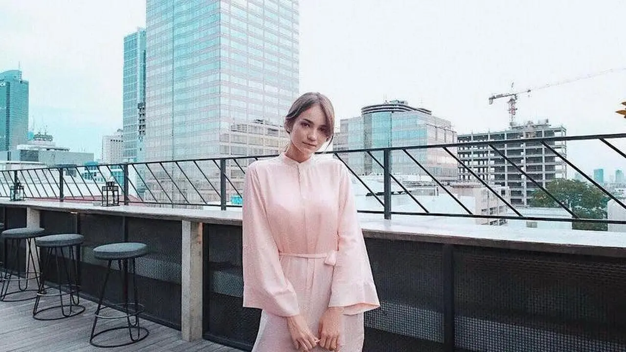 14 Ide Padu Padan Busana Warna Pink ala Seleb, Jessica Iskandar-Karina aespa