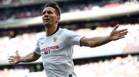 Barcelona mengumumkan kedatangan Luuk de Jong pada deadline day bursa transfer. Ia didatangkan dari Sevilla dengan status pinjaman menggantikan Griezmann. Hal tersebut dilakukan Barca untuk mempertahankan lini serangnya walau sedang didera masalah keuangan. (Foto: AFP/Pierre-Philippe Marcou)