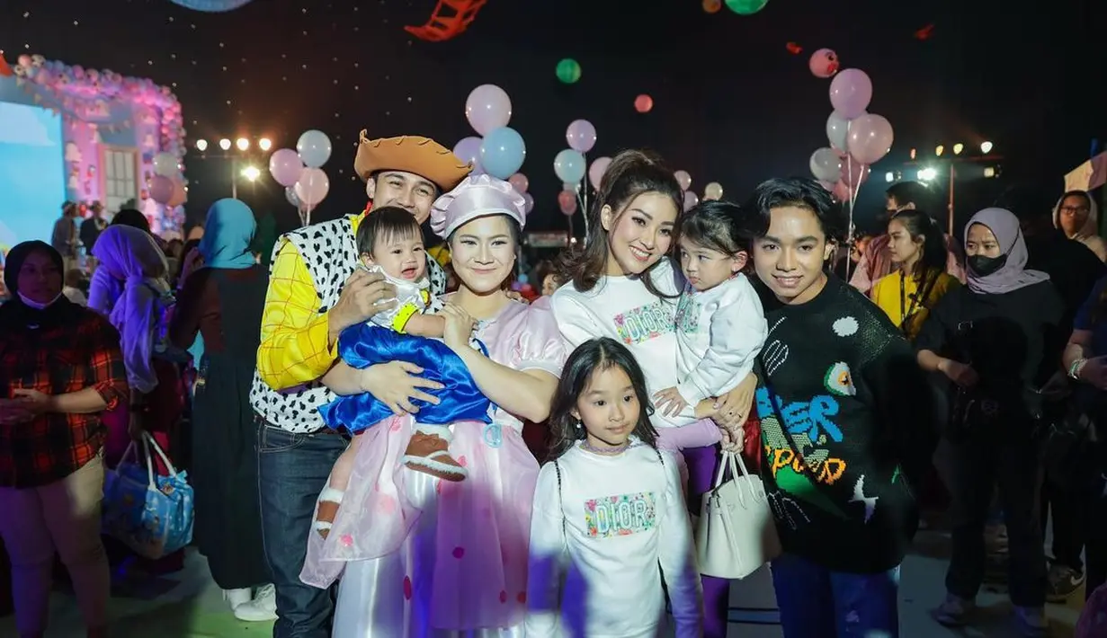 Mereka pun tampak senang hadir di acara ulang tahun baby Bible yang sangat meriah [instagram/felicyangelista_]