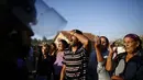 Beberapa warga pinggiran kota Roma, Stara Zagora, Bulgaria, hanya pasrah melihat tempat tinggalnya dihancurkan karena dianggap ilegal, (21/7/2014). (REUTERS/Stoyan Nenov)