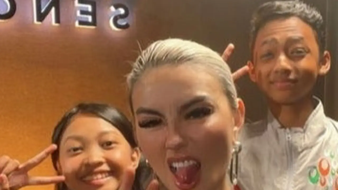 Agnez Mo bertemu Devina dan Kesya, Siswa SMPN 1 Ciawi yang jago dansa (Foto: Instagram agnezmo)