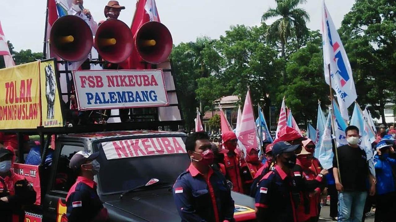 Para Buruh Protes Tidak Ada Kenaikan UMP Sumsel Saat Pandemi Covid-19