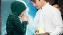 Diungkapkan oleh Lesti Kejora, Rizky Billar yang lebih gugup dan tidak bisa tidur selama proses persiapan konser ‘Sang Kejora’. Aktor berusia 29 tahun ini ungkap bangga atas pencapaian sang istri dan bahagia karena terlibat langsung di konser tunggal perdana sang istri. Tak hanya Billar, Lesti juga bangga dengan Billar karena selalu memberikan dukungan untuk dirinya. (Liputan6.com/IG/@lestikejora)