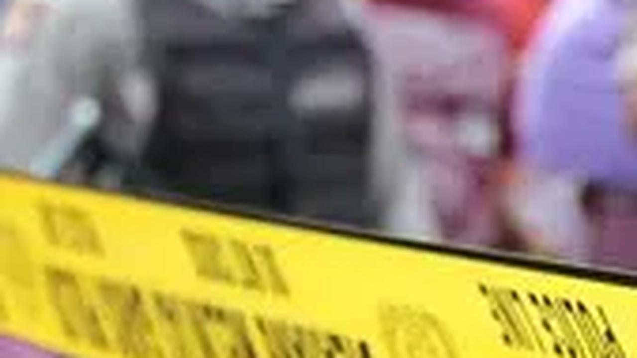 Polisi pun melakukan penyelidikan dengan bekal dugaan bahwa mayat itu adalah korban pembunuhan. Sehari setelah penemuan mayat, petugas menemukan satu unit mobil tanpa pemilik dalam keadaan setengah terbakar.