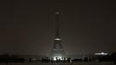 Pemandangan lampu Menara Eiffel yang dipadamkan di Paris, Senin (2/10). Turut berdukacita terhadap penembakan massal di Las Vegas, Amerika Serikat, lampu Menara Eiffel dimatikan sebagai penghormatan kepada para korban. (AP/Kamil Zihnioglu)