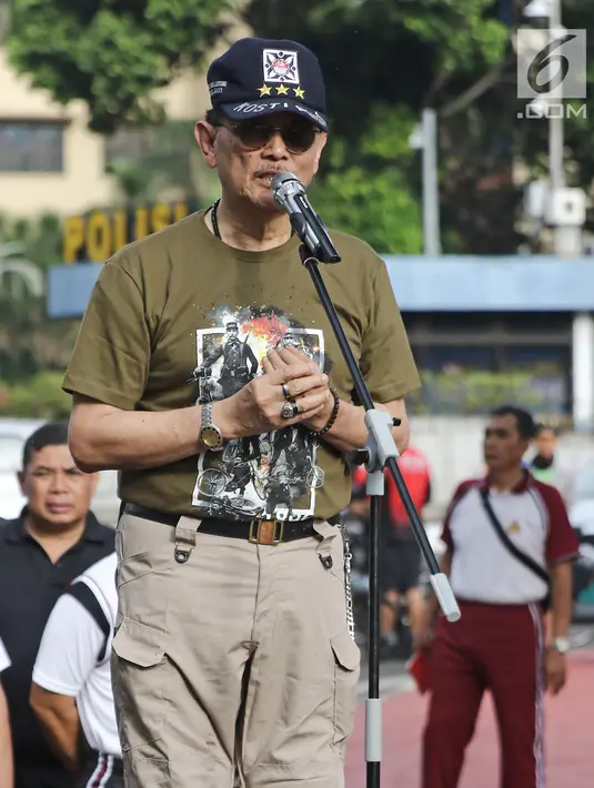 Penasihat Kosti, Letnan Jenderal (Purn) Soeyono memberikan sambutan saat pelepasan kirab estafet International Veteran Cycling Association (IVCA) 2018 di Museum Polri, Jakarta, Minggu (25/3). (Liputan6.com/Herman Zakharia)