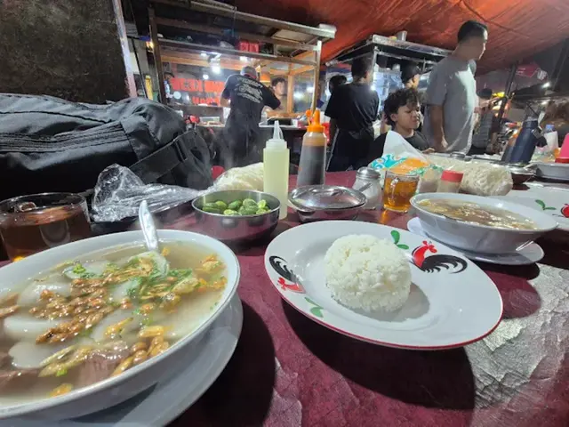 11. Soto Bandung Pak Simon Bertahan karena Kuahnya yang Bening dan Dagingnya yang Empuk