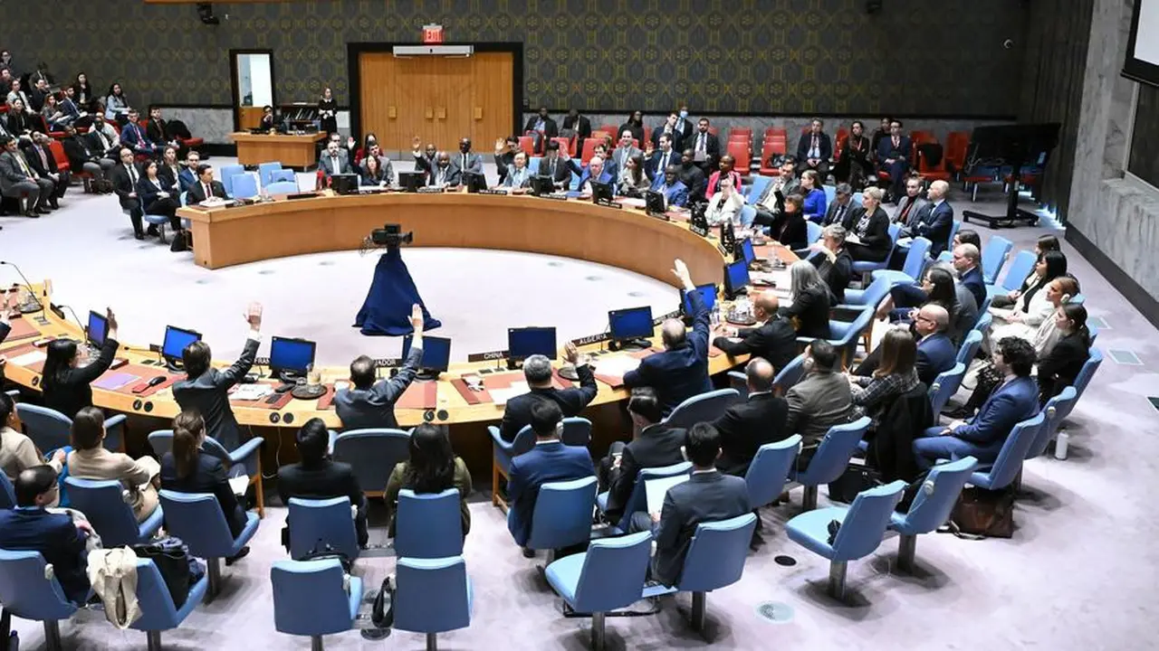 DK PBB saat para anggota memberikan suara pada rancangan resolusi selama pertemuan mengenai situasi di Timur Tengah, termasuk masalah Palestina. (UN/Evan Schneider)