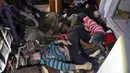 Korban serangan senjata kimia di Kota Douma, dekat Damaskus, Suriah, Minggu (8/4). Pemerintah Suriah membantah telah menggunakan senjata kimia. (Syrian Civil Defense White Helmets via AP)