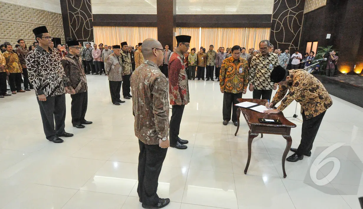 Kepala Staf Kepresidenan, Luhut Binsar Pandjaitan menandatangani surat pelantikan Deputi dan Staf Khusus Kantor Staf Kepresidenan di Auditorium Gedung III Sekretariat Negara, Jakarta, Kamis (2/4/2015). (Liputan6.com/Faizal Fanani)