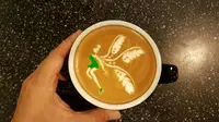 Hiasan khas yang memperindah kopi ini disebut latteart. (Foto : Ari)