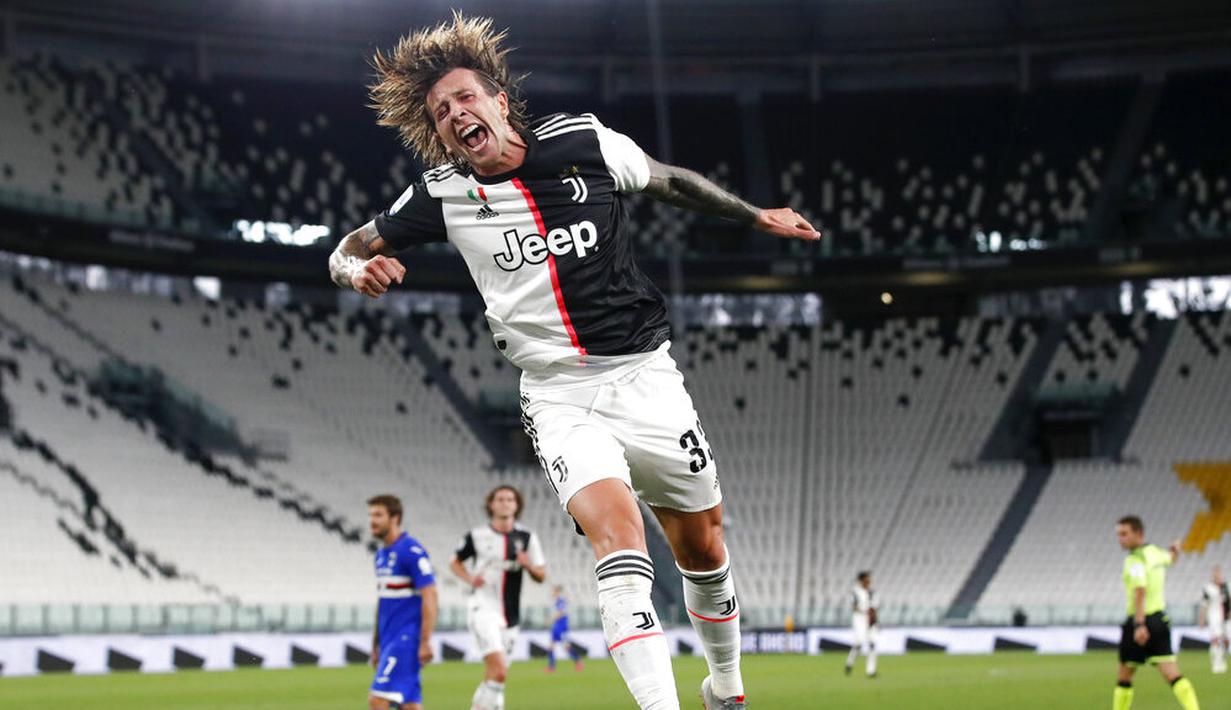 Pemain Juventus, Federico Bernardeschi, melakukan selebrasi usai mencetak gol ke gawang Sampdoria pada laga Serie A di Allianz Stadium, Turin, Senin (27/7/2020). Kemenangan 2-0 ini membuat juventus mengunci gelar juara Serie A musim 2019-2020. (AP Photo/Antonio Calanni)