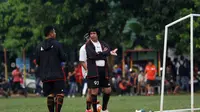 Pelatih Persija Jakarta, Zein Al Hadad. (Bola.com/Nicklas Hanoatubun)