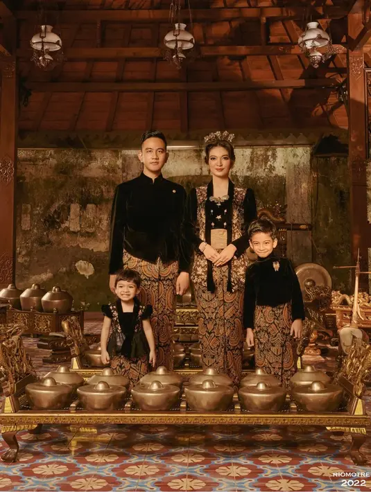 Bersama kedua anak mereka, nuansa klasik terlihat dari konsep dan busana yang digunakan. Material velvet menampilkan keistimewaan kebaya yang menjanjikan. (foto: Instagram/ Rio Motret)