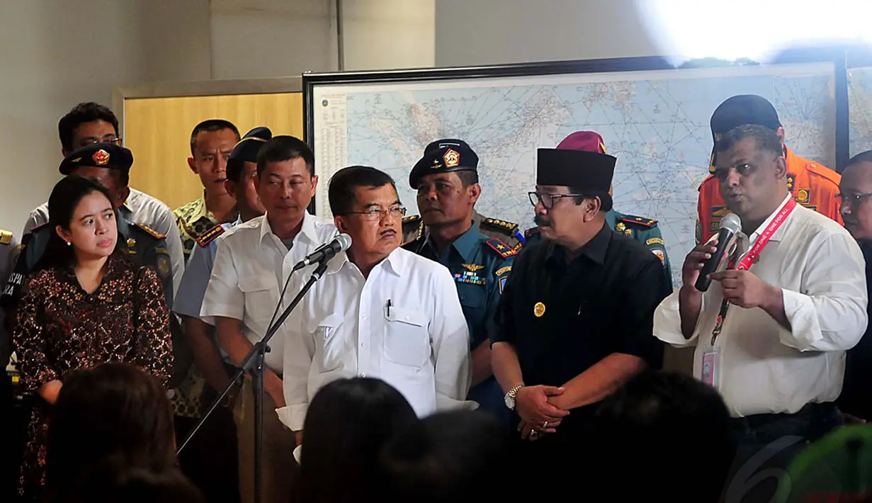 CEO AirAsia, Tony Fernandes (kanan) memberikan beberapa keterangan di hadapan sejumlah keluarga penumpang pesawat AirAsia QZ8501 di Bandara Juanda, Surabaya, Senin, (29/12). (Liputan6.com/Johan Tallo)