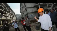Dia ditemani oleh Kepala Dinas Perumahan dan Pertamanan DKI Jakarta, Yonathan Pasodung meninjau pembangunan yang belum 100 persen jadi ini, Jakarta Utara, Senin (4/8/2014) (Liputan6.com/Herman Zakharia)