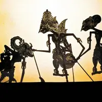 Yes, kamu gak usah repot-repot melatih bahasa asing kamu. Cukup berbahasa Jawa, mereka sudah mengerti. Asyik, ya.