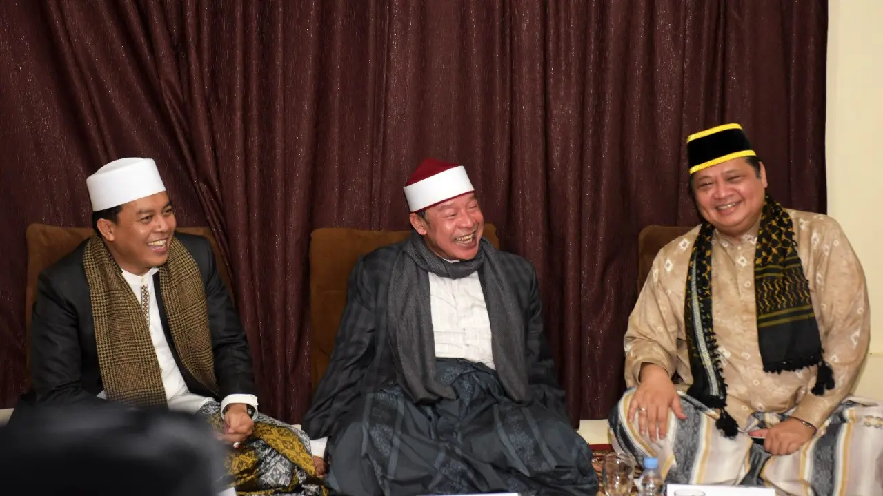 Menteri Koordinator Bidang Perekonomian Airlangga Hartarto menyampaikan sambutan dalam Haul Almarhumin Sesepuh dan Warga Pondok Buntet Pesantren 2022 di Cirebon, Jawa Barat, Sabtu (6/8/2022).