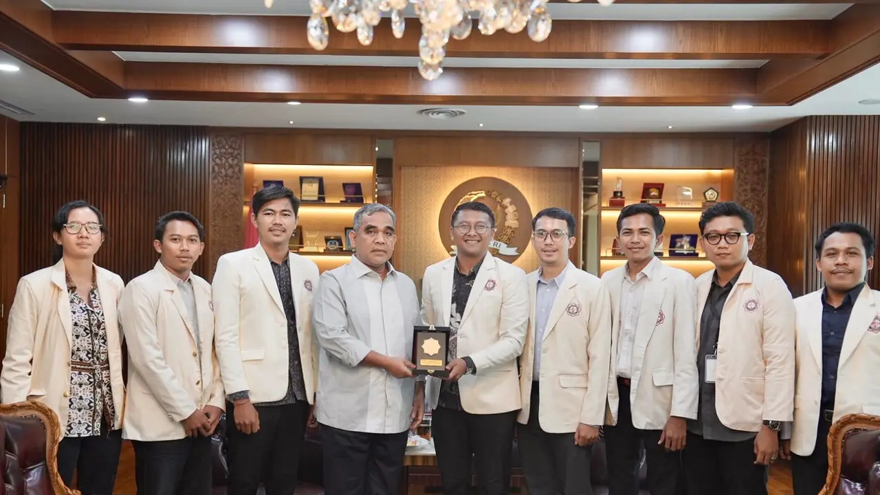 Ketua Majelis Permusyawaratan Rakyat Republik Indonesia (MPR RI), Ahmad Muzani menyambut audiensi Pimpinan Pusat Kesatuan Mahasiswa Hindu Dharma Indonesia (PP KMHDI), di Gedung Parlemen Senayan, Rabu (2/7) (Istimewa)