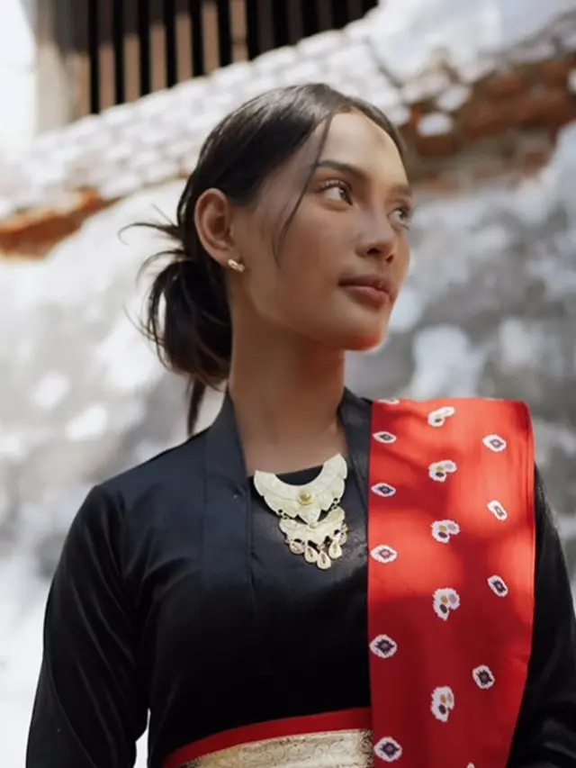 Gaya Kece Erika Carlina Naik Motor Pakai Kebaya, Tampil Eksotis dengan Pesona Kartini Masa Kini